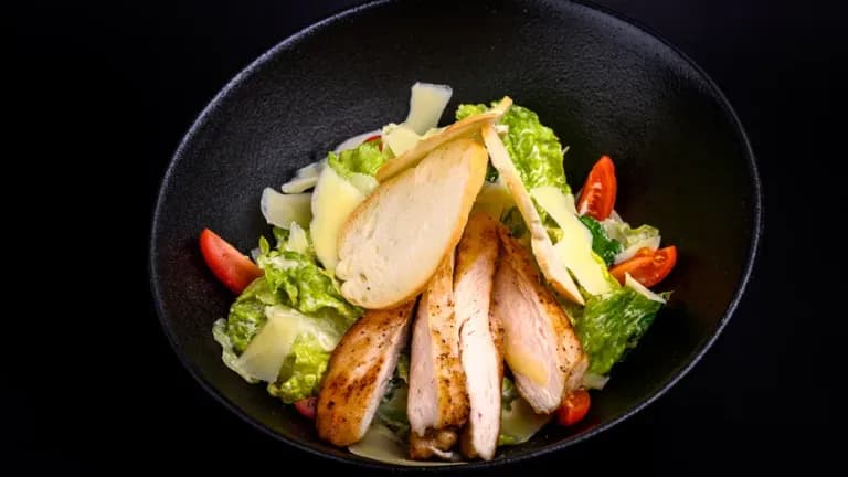 Cēzara salāti ar saulē kaltētiem tomātiem un kukurūzu