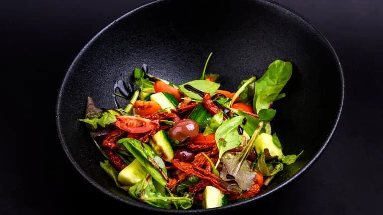 Dārzeņu salāti ar saulē kaltētiem tomātiem