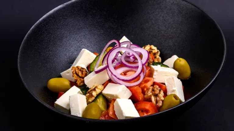 Grieķu salāti ar valriekstiem