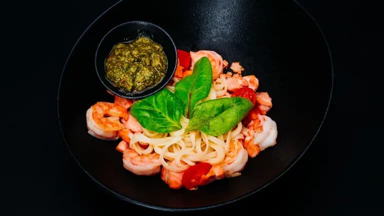 Korejas nūdeles ar garnelēm, lasi un spinātiem