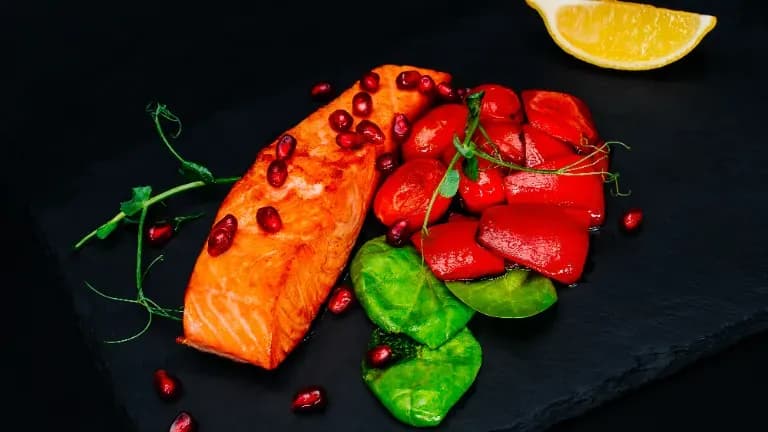 Laša fileja ar ceptiem ķirštomātiņiem un spinātiem