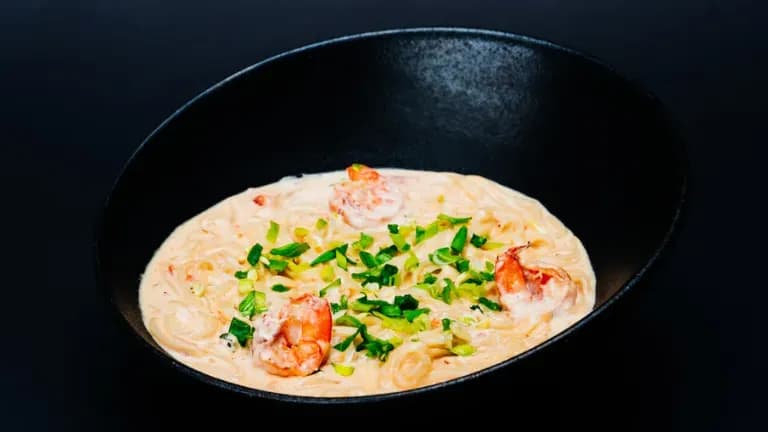 Olu nūdeles ar siera mērci un tīģergarnelēm